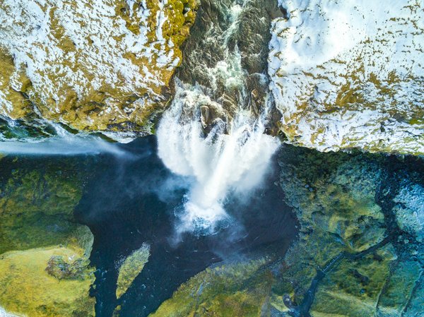 Où trouver les meilleurs sentiers de randonnée pour découvrir les chutes d'eau en Islande : conseils et périodes ?